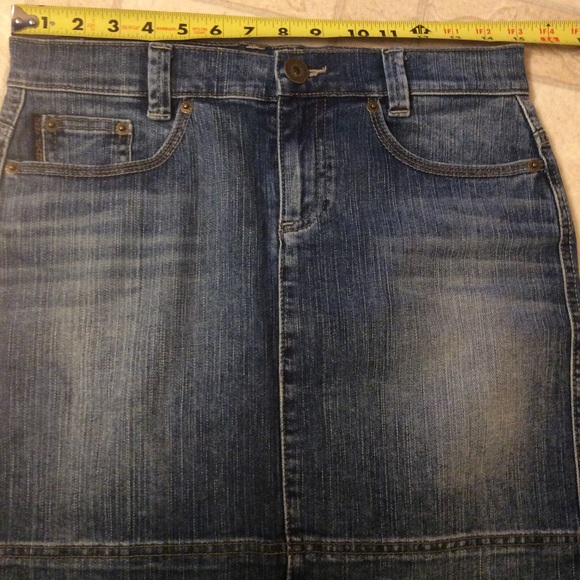 🌸Adorable 🌸DKNY size 2 Jean Skirt - Picture 2 of 3